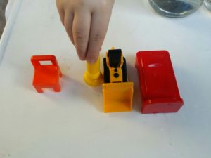 Making a prediction about how to order different objects from smallest to largest in terms of volume